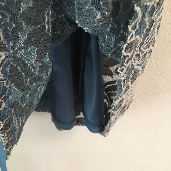 Motherhood Maternity floral lace overlay blouse L - Picture 4 of 9